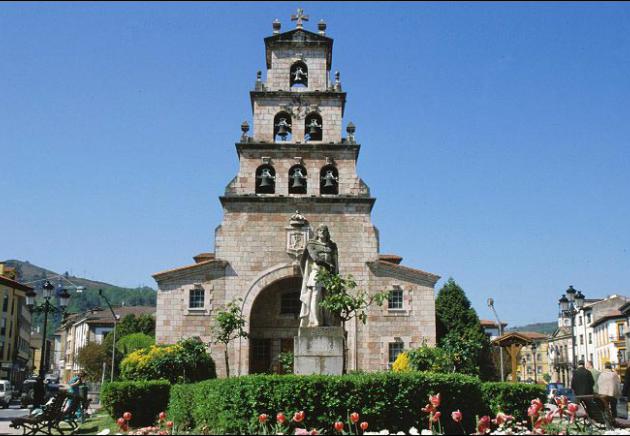 Iglesia Parroquial y monumento a D. Pelayo